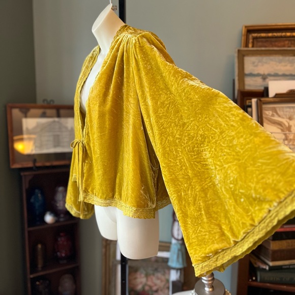 FREE PEOPLE GOLD VELVET OVERSIZED BED JACKET SIZE XS - Picture 2 of 16
